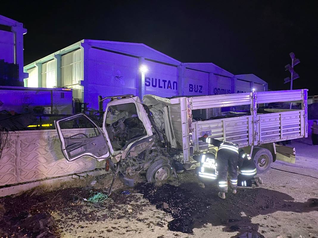 Konya'da kamyon önce traktöre sonra duvara çarptı! 1 ölü, 3 yaralı var! 1